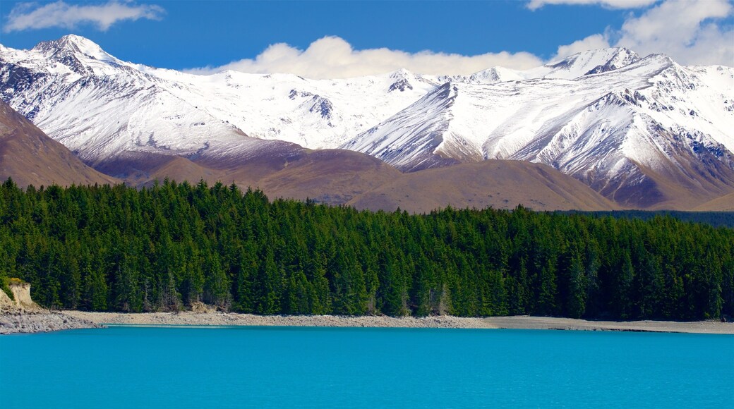 Lake Pukaki which includes mountains, a lake or waterhole and snow