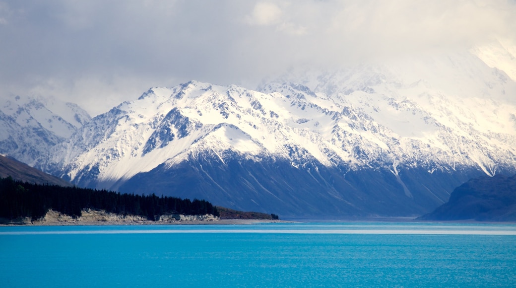 Lake Pukaki featuring a lake or waterhole, mountains and mist or fog