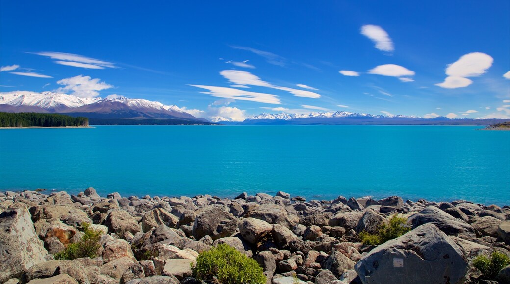 Lac Pukaki montrant lac ou étang