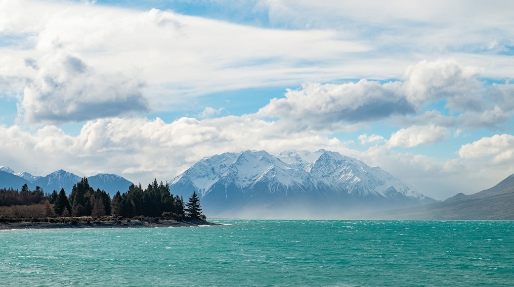 Lake Ohau showing a lake or waterhole and mountains