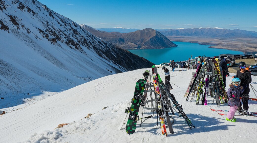 Ohau Skifield featuring snow, mountains and snow skiing