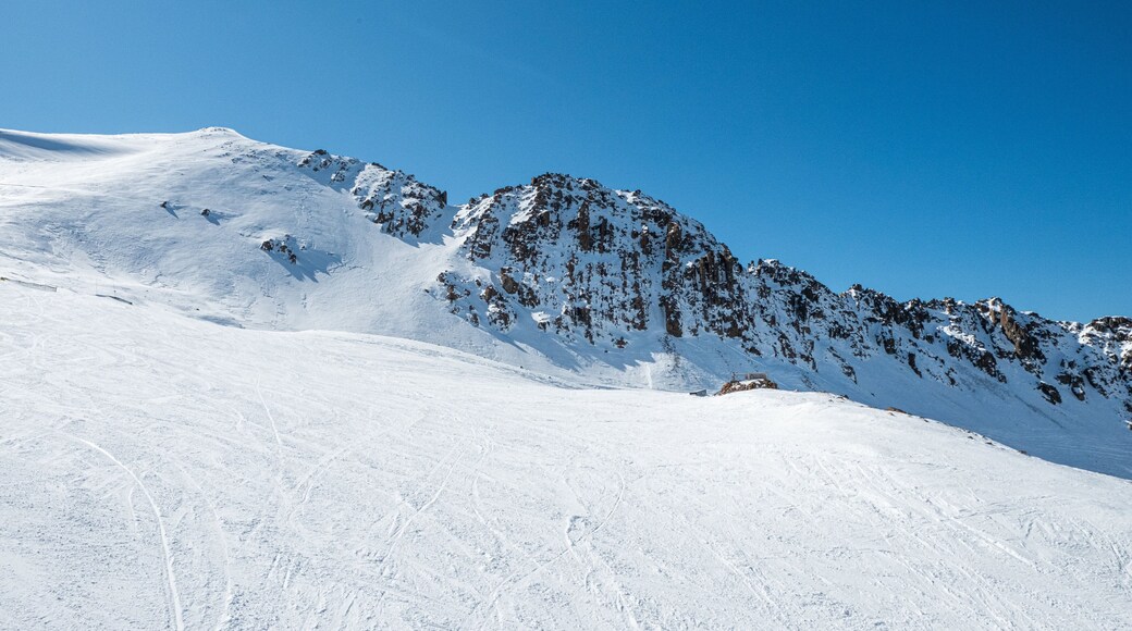 Ohau Skifield showing mountains and snow
