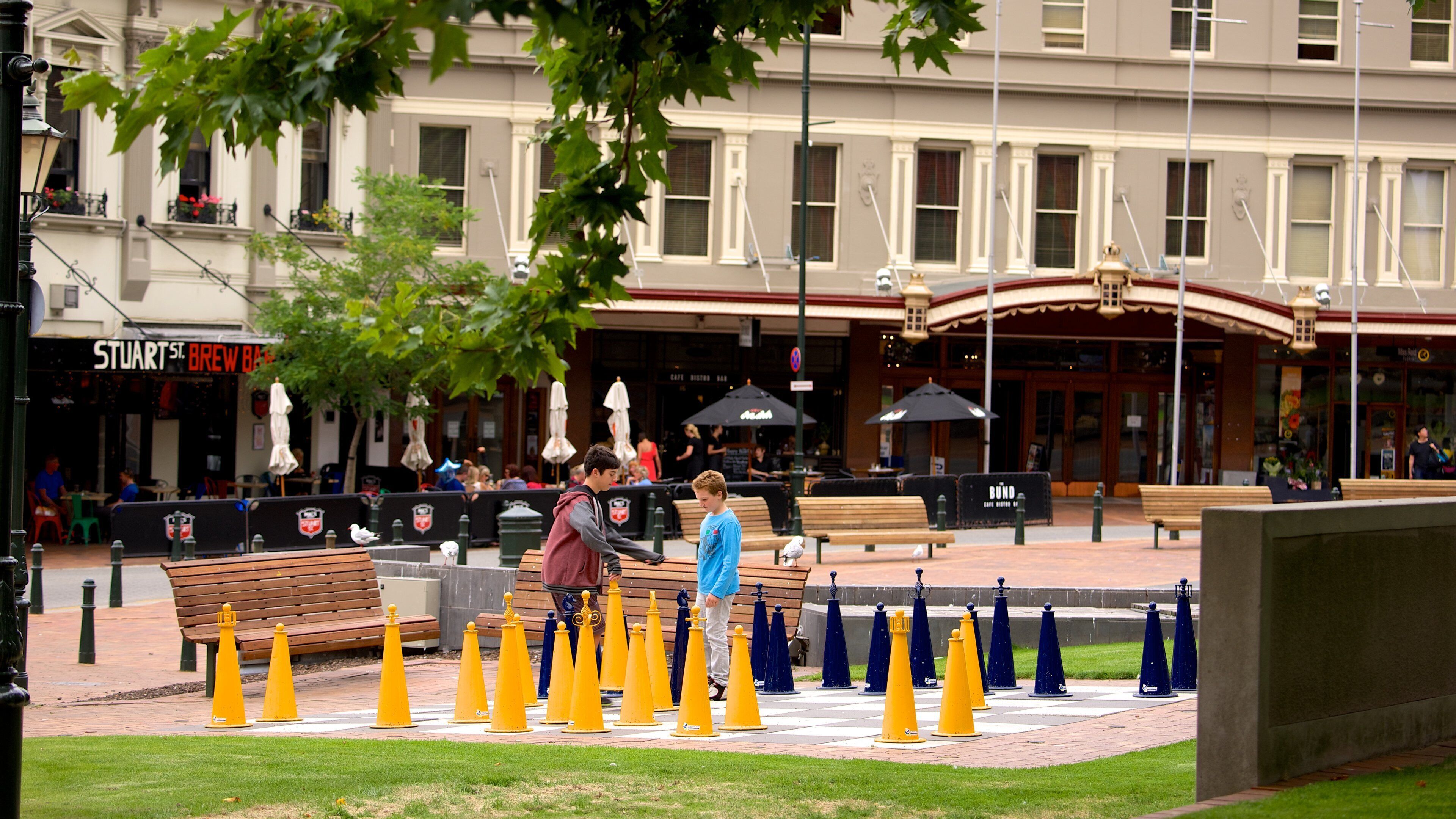 The Octagon qui includes scènes de rue aussi bien que enfants