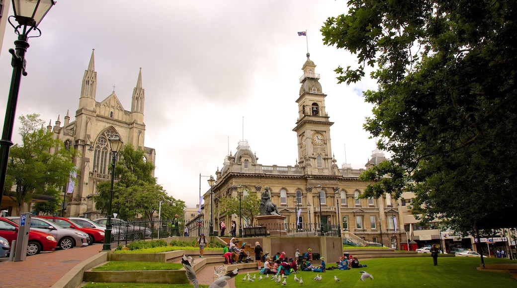 八角形市中心 其中包括 懷舊元素 和 教堂或大教堂 以及 大群人