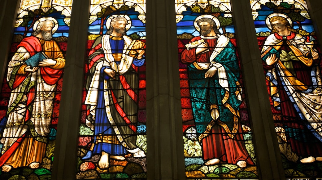 Catedral de San Pablo ofreciendo una iglesia o catedral, elementos religiosos y vista interna