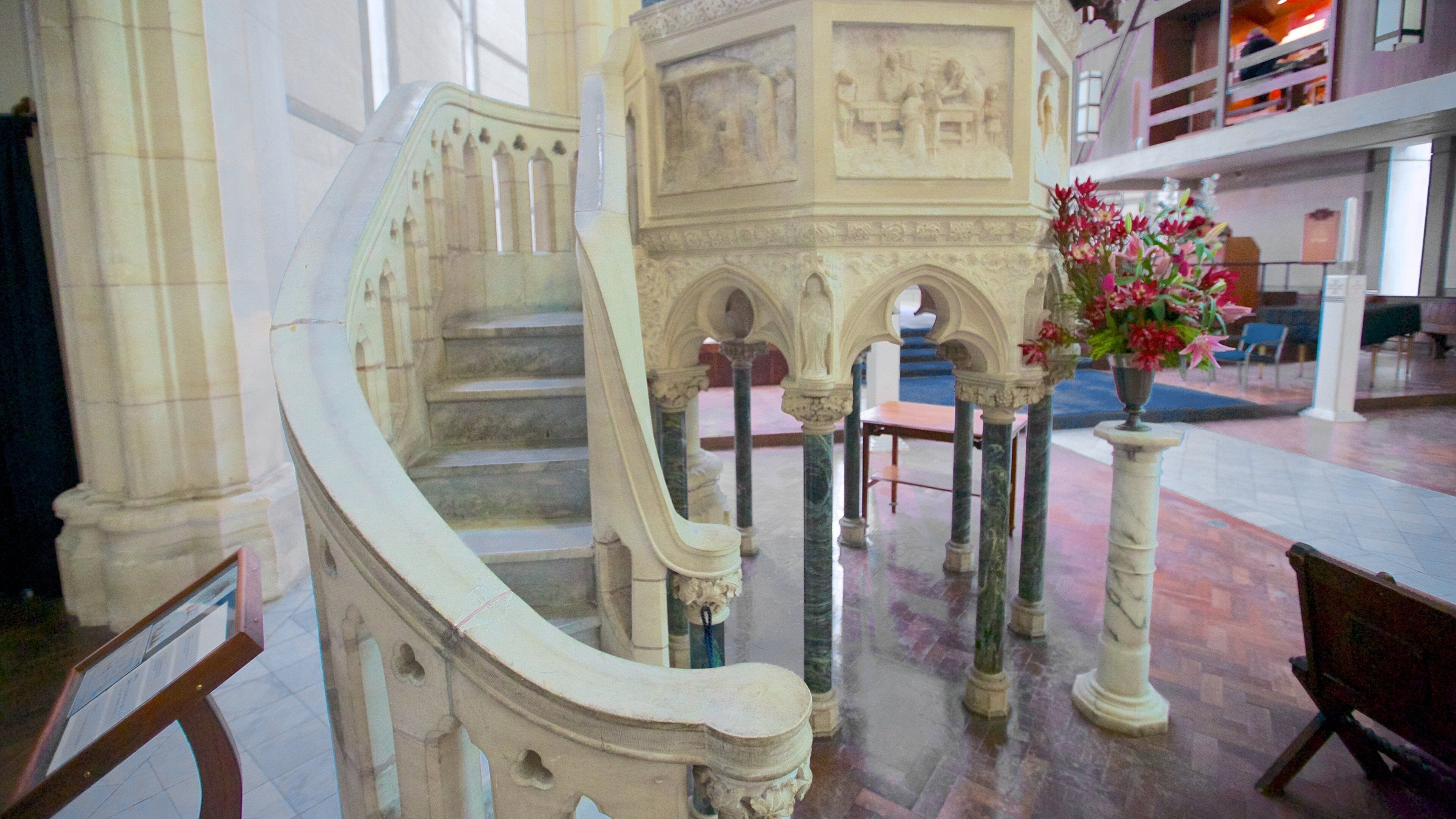 Catedral de San Pablo ofreciendo vista interna, una iglesia o catedral y aspectos religiosos