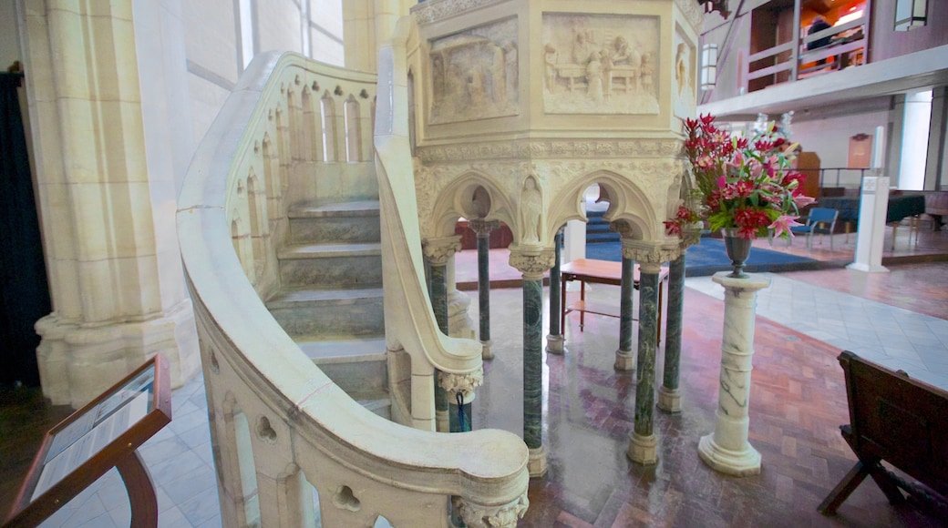 Catedral de San Pablo ofreciendo vista interna, una iglesia o catedral y aspectos religiosos