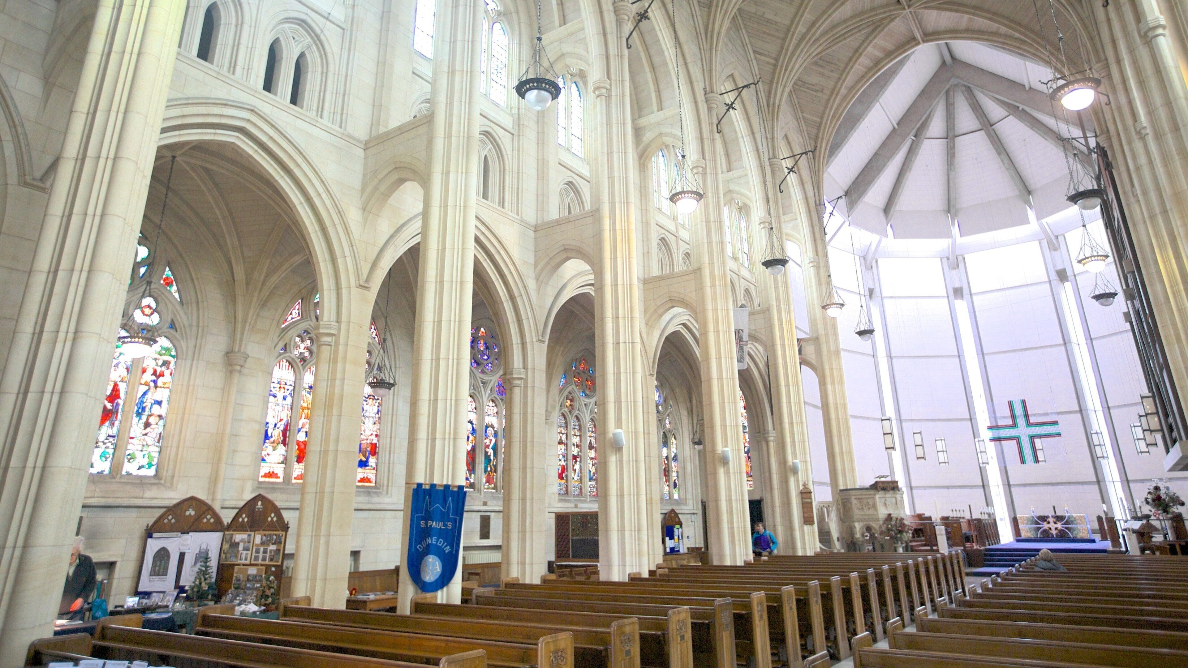 Catedral de San Pablo ofreciendo una iglesia o catedral, elementos religiosos y vista interna