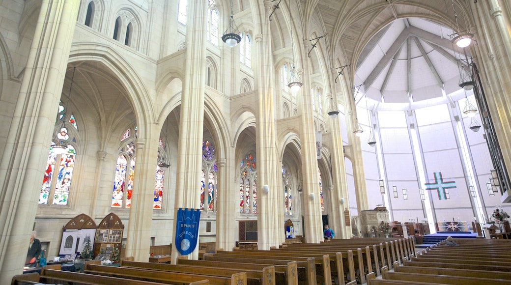 Catedral de San Pablo ofreciendo una iglesia o catedral, elementos religiosos y vista interna