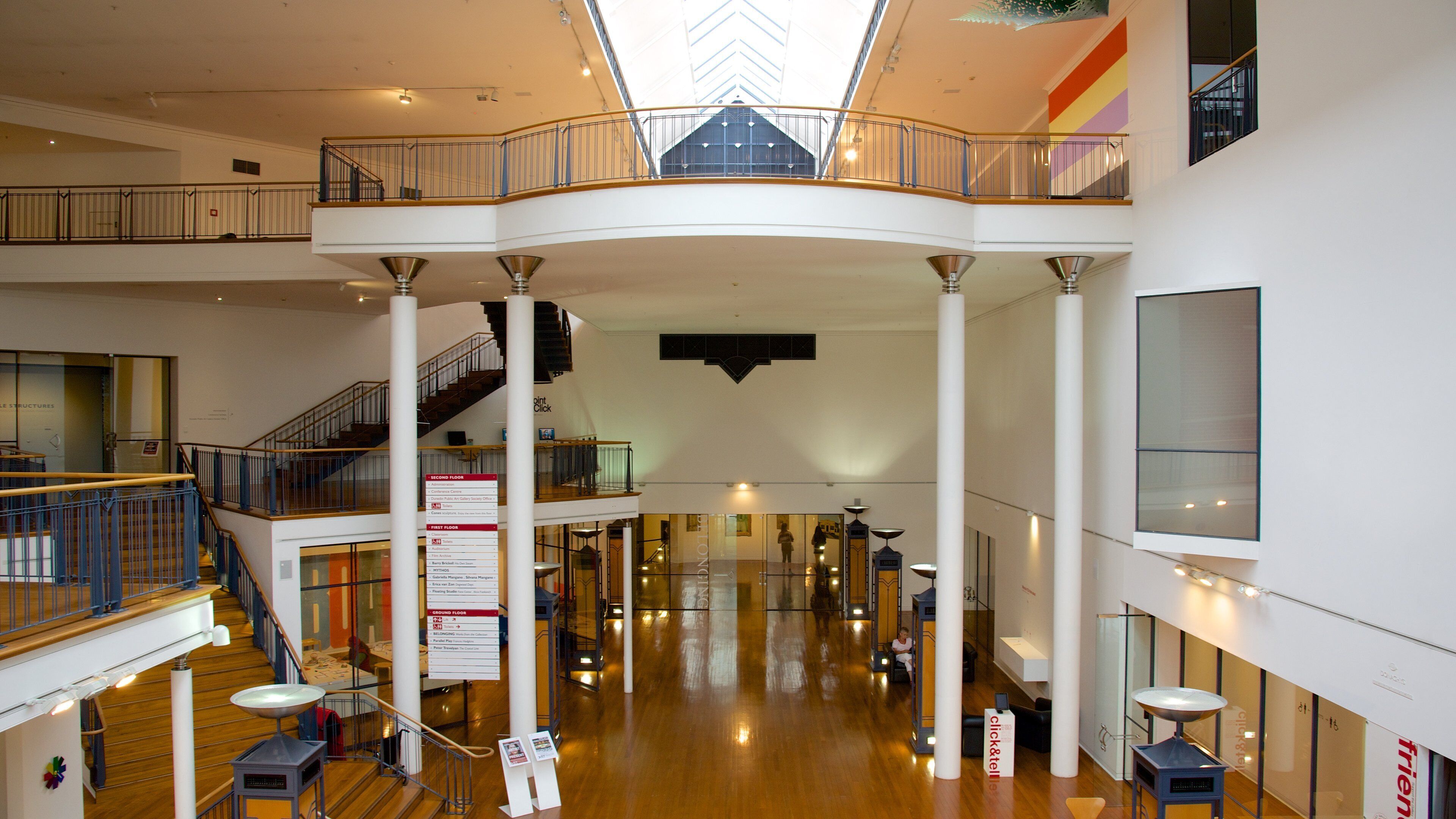 Galerie d\'art publique de Dunedin mettant en vedette vues intérieures