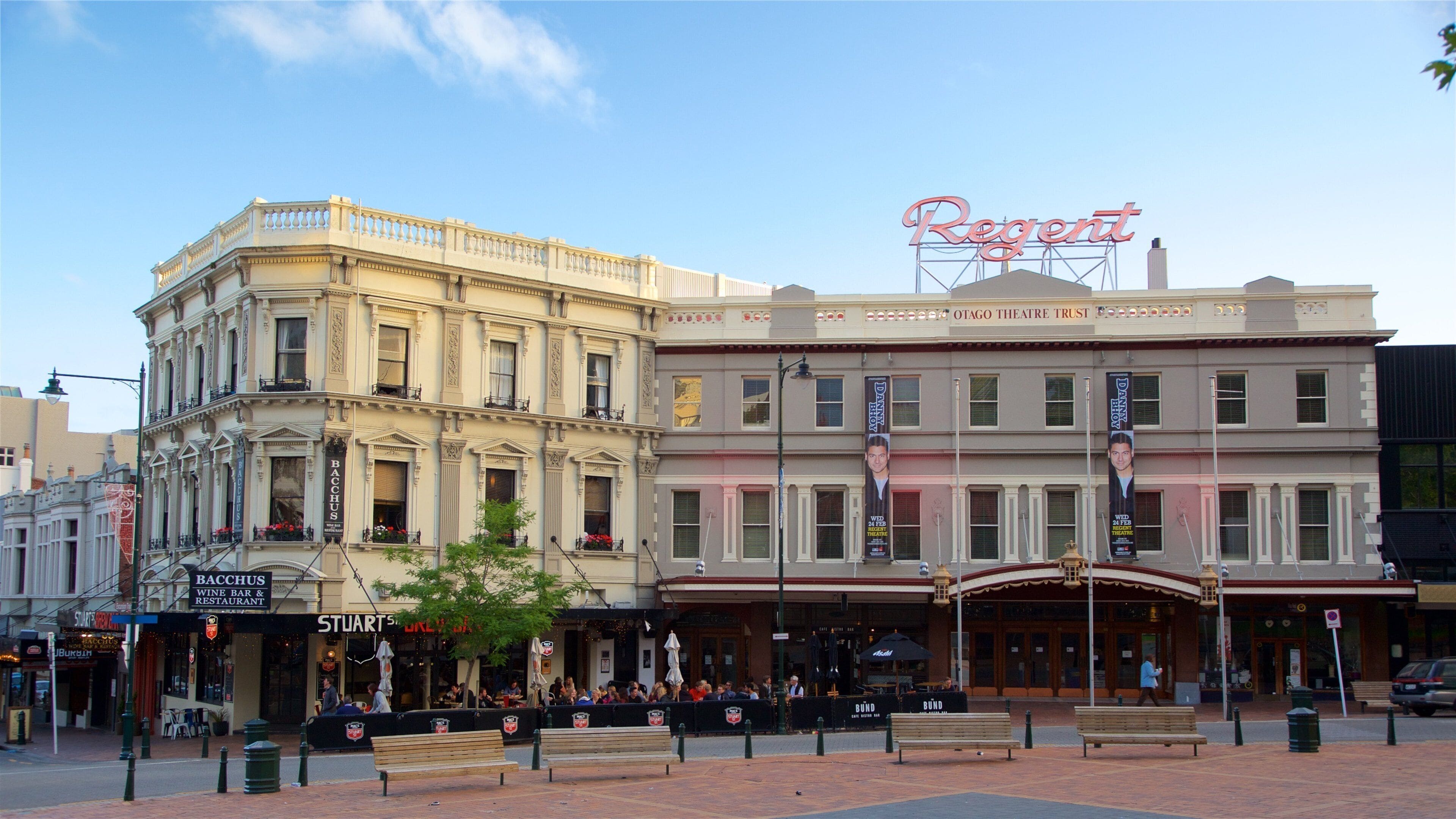 Regent Theatre ofreciendo comidas al aire libre, escenas de teatro y arquitectura patrimonial