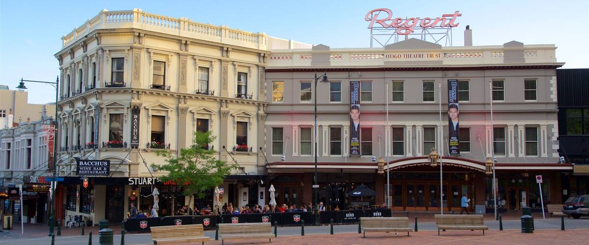 Regent Theatre showing heritage architecture, theatre scenes and outdoor eating