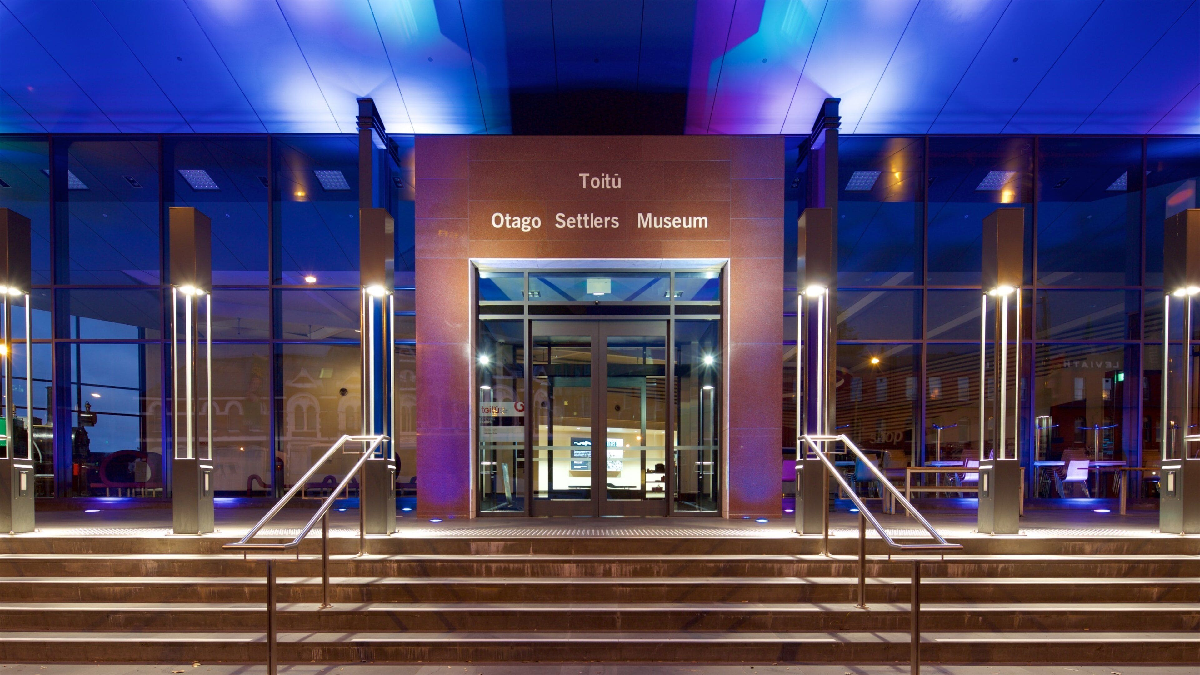 La entrada al Museo de los Colonos de Otago, con puertas de vidrio y escalones que conducen a ella.