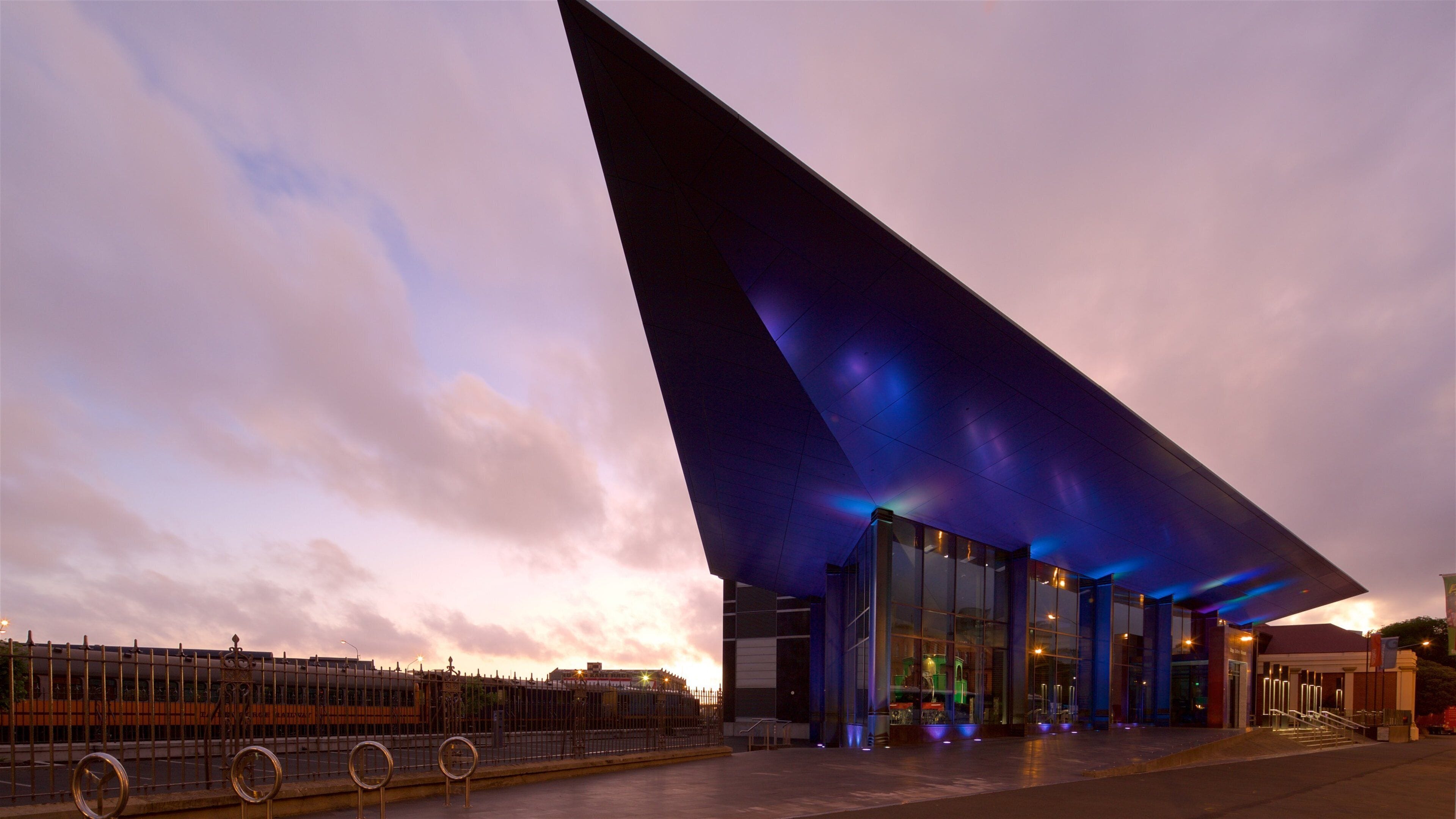 Toitu Otago Settlers Museum welches beinhaltet moderne Architektur und Sonnenuntergang