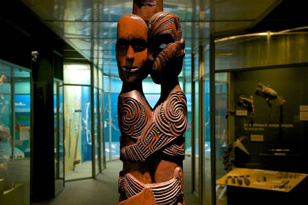 Otago Museum mettant en vedette vues intérieures et statue ou sculpture