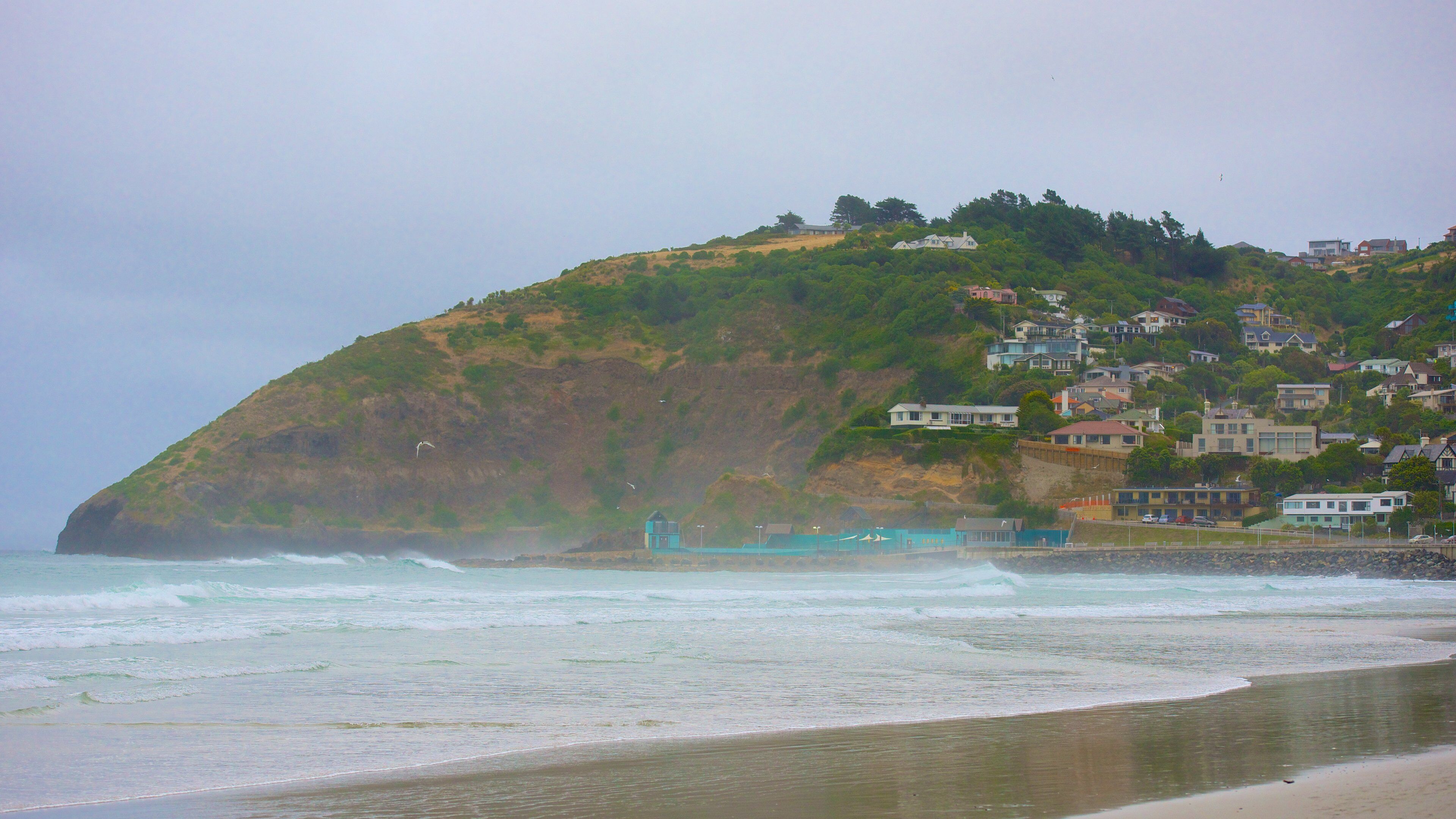 St. Clair Beach mit einem Strand, Nebel und Küstenort