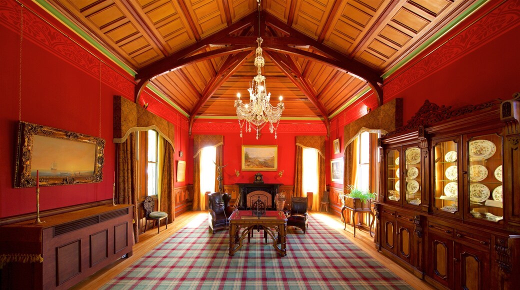 Larnach Castle welches beinhaltet Innenansichten und historische Architektur