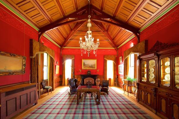 Larnach Castle welches beinhaltet Innenansichten und historische Architektur