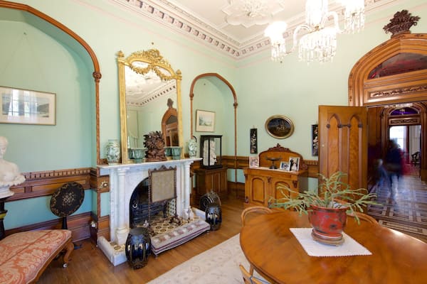 Chùteau de Larnach qui includes chùteau, patrimoine historique et vues intérieures