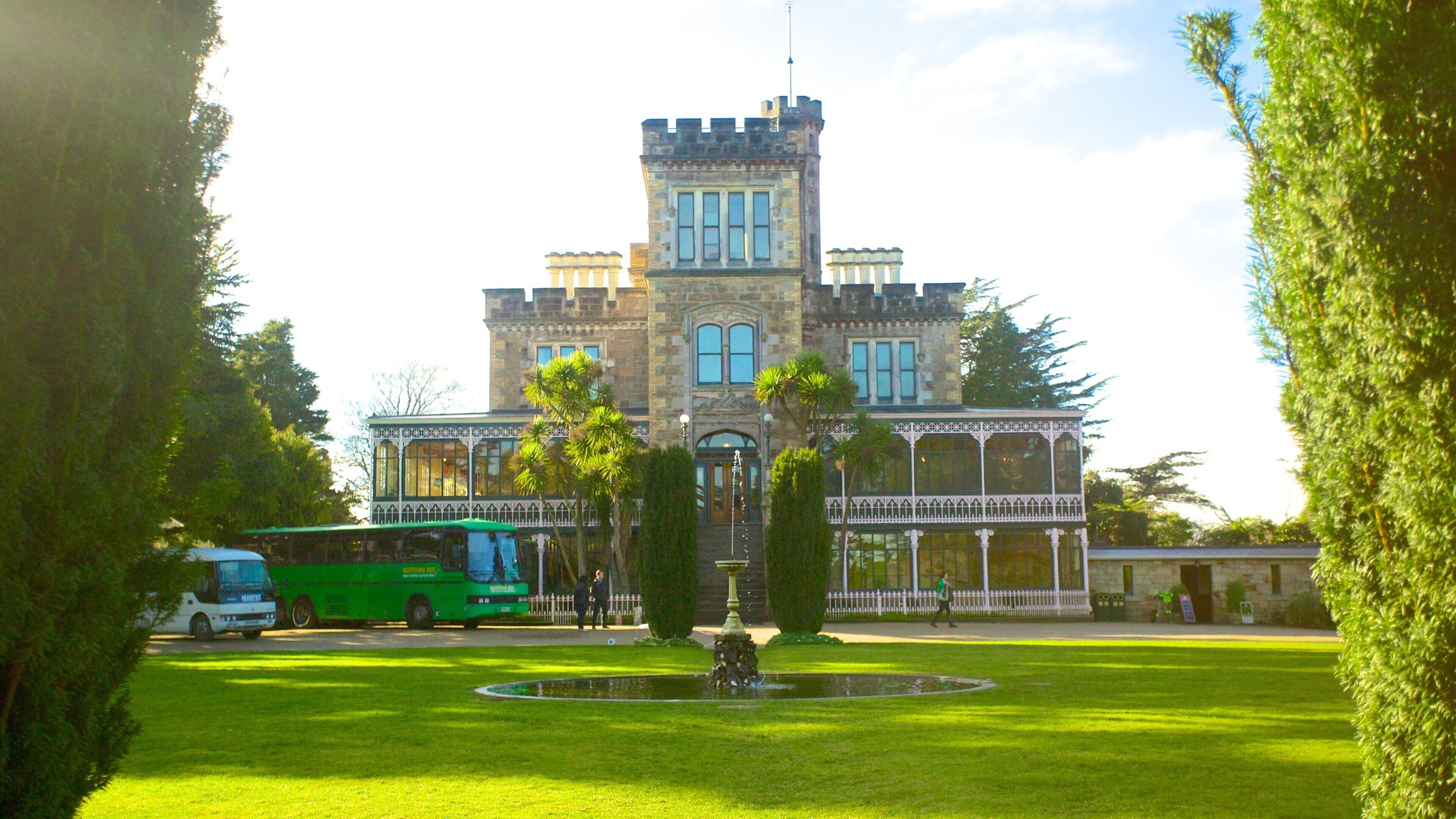 Château de Larnach montrant parc et château ou palais