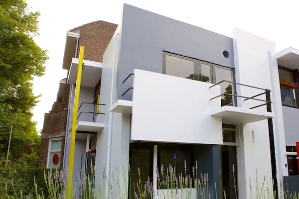 Rietveld-Schröder-Haus mit einem moderne Architektur und Haus