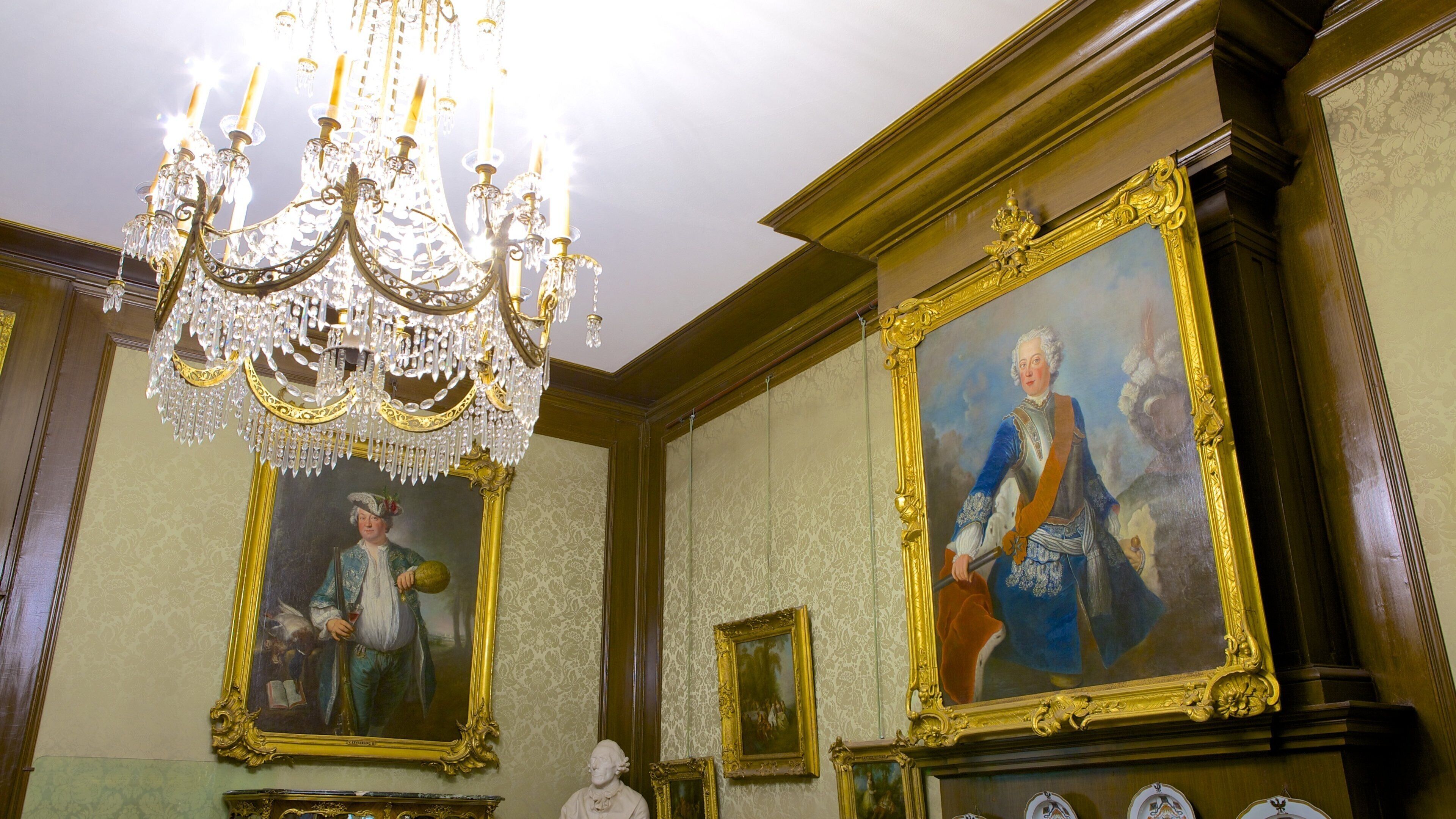 Kasteel Huis Doorn which includes a house, interior views and heritage elements