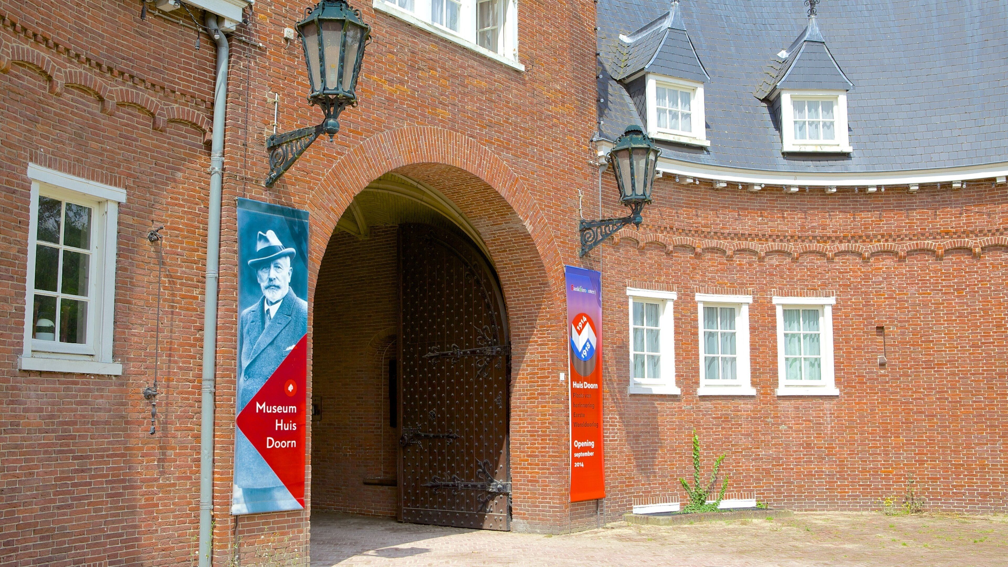 Kasteel Huis Doorn which includes a house and heritage elements