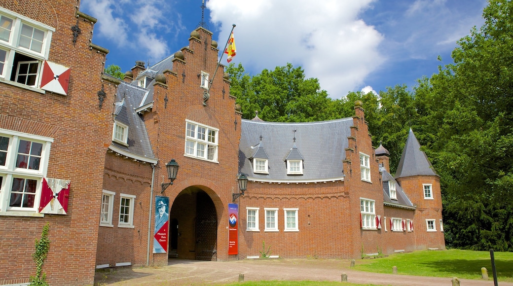 Kasteel Huis Doorn showing heritage elements and a house