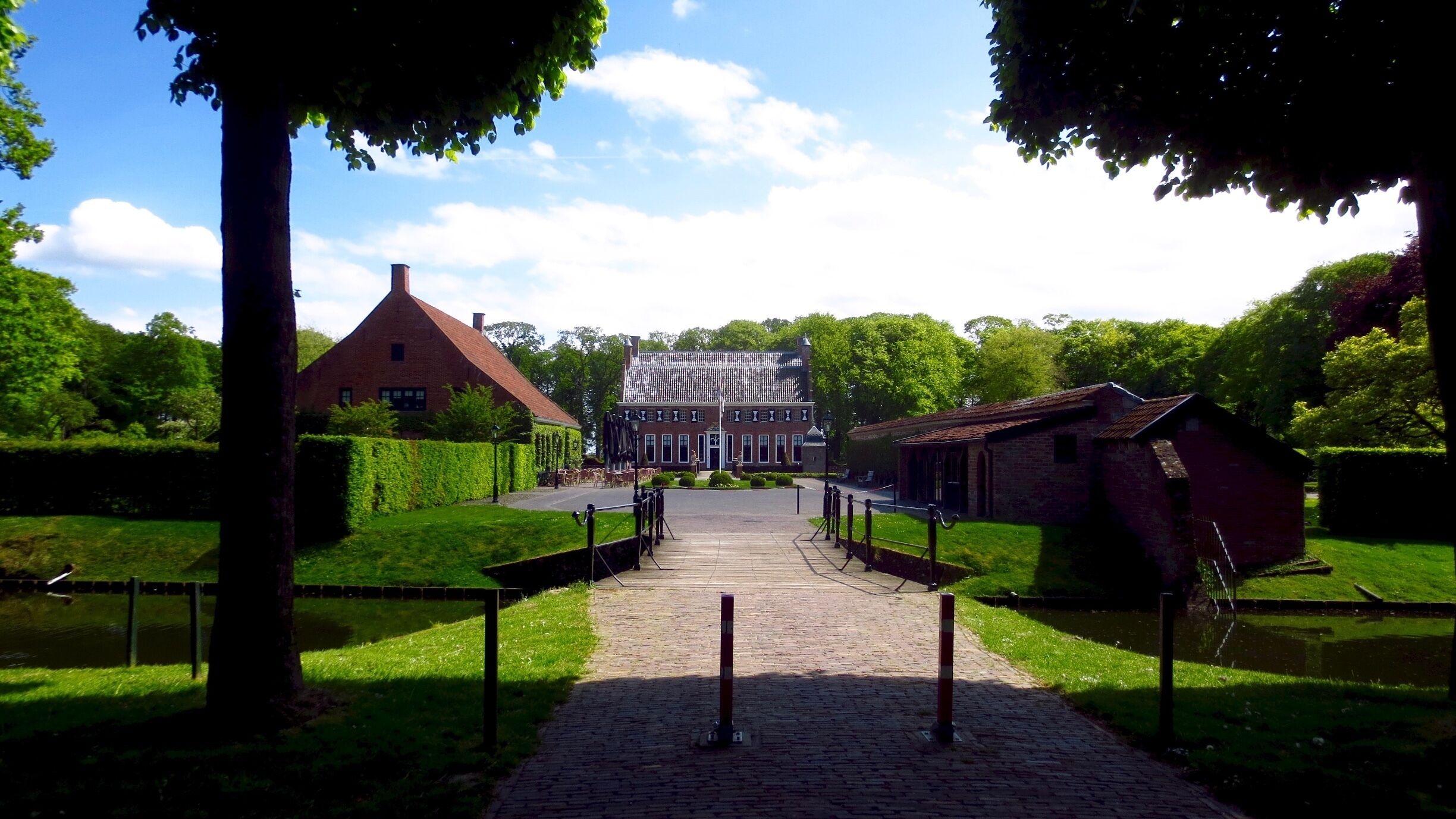 Menkemaborg met het Schathoes.

De Menkemaborg is in oorsprong een uit de 14de eeuw daterend huis, een zogenaamd ‘steenhuis’, dat in de loop der tijd vergroot is. Over de familie Menkema is weinig bekend. In het begin van de 17de eeuw vergrootte het echtpaar Clant het gebouw tot een U-vormig huis met de ingang naar het oosten. De kamers, waaronder de grote zaal, herenkamer, studeerkamer, slaapkamer, keuken en kelders zijn volledig ingericht met mooie meubelen, zilver, porselein, koperwerk en portretten uit de 17de en 18de eeuw. De vertrekken zijn levendig ingericht alsof ‘de bewoners zo terug kunnen komen’.

Het schathuis
De naam schathuis is afkomstig van het Friese woord ‘skat’ of ‘sket’, dat vee betekent. In feite is een schathuis de boerderij bij een borg. Op de tuintekening uit omstreeks 1705 is te zien, dat het schathuis veel groter is geweest.
In het schathuis werden vroeger de koetsen en de paarden gestald, werd hooi en andere gewassen opgeslagen, maar er werd eveneens gekookt, bier gebrouwen, kaas gemaakt en de knechten hadden hun eigen kamer.
Nu is in het schathuis een café-restaurant gevestigd

#architecture