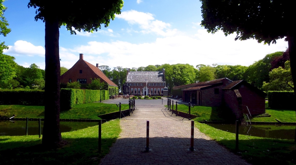 Menkemaborg met het Schathoes.
De Menkemaborg is in oorsprong een uit de 14de eeuw daterend huis, een zogenaamd âsteenhuisâ, dat in de loop der tijd vergroot is. Over de familie Menkema is weinig bekend. In het begin van de 17de eeuw vergrootte het echtpaar Clant het gebouw tot een U-vormig huis met de ingang naar het oosten. De kamers, waaronder de grote zaal, herenkamer, studeerkamer, slaapkamer, keuken en kelders zijn volledig ingericht met mooie meubelen, zilver, porselein, koperwerk en portretten uit de 17de en 18de eeuw. De vertrekken zijn levendig ingericht alsof âde bewoners zo terug kunnen komenâ.
Het schathuis
De naam schathuis is afkomstig van het Friese woord âskatâ of âsketâ, dat vee betekent. In feite is een schathuis de boerderij bij een borg. Op de tuintekening uit omstreeks 1705 is te zien, dat het schathuis veel groter is geweest.
In het schathuis werden vroeger de koetsen en de paarden gestald, werd hooi en andere gewassen opgeslagen, maar er werd eveneens gekookt, bier gebrouwen, kaas gemaakt en de knechten hadden hun eigen kamer.
Nu is in het schathuis een café-restaurant gevestigd
#architecture