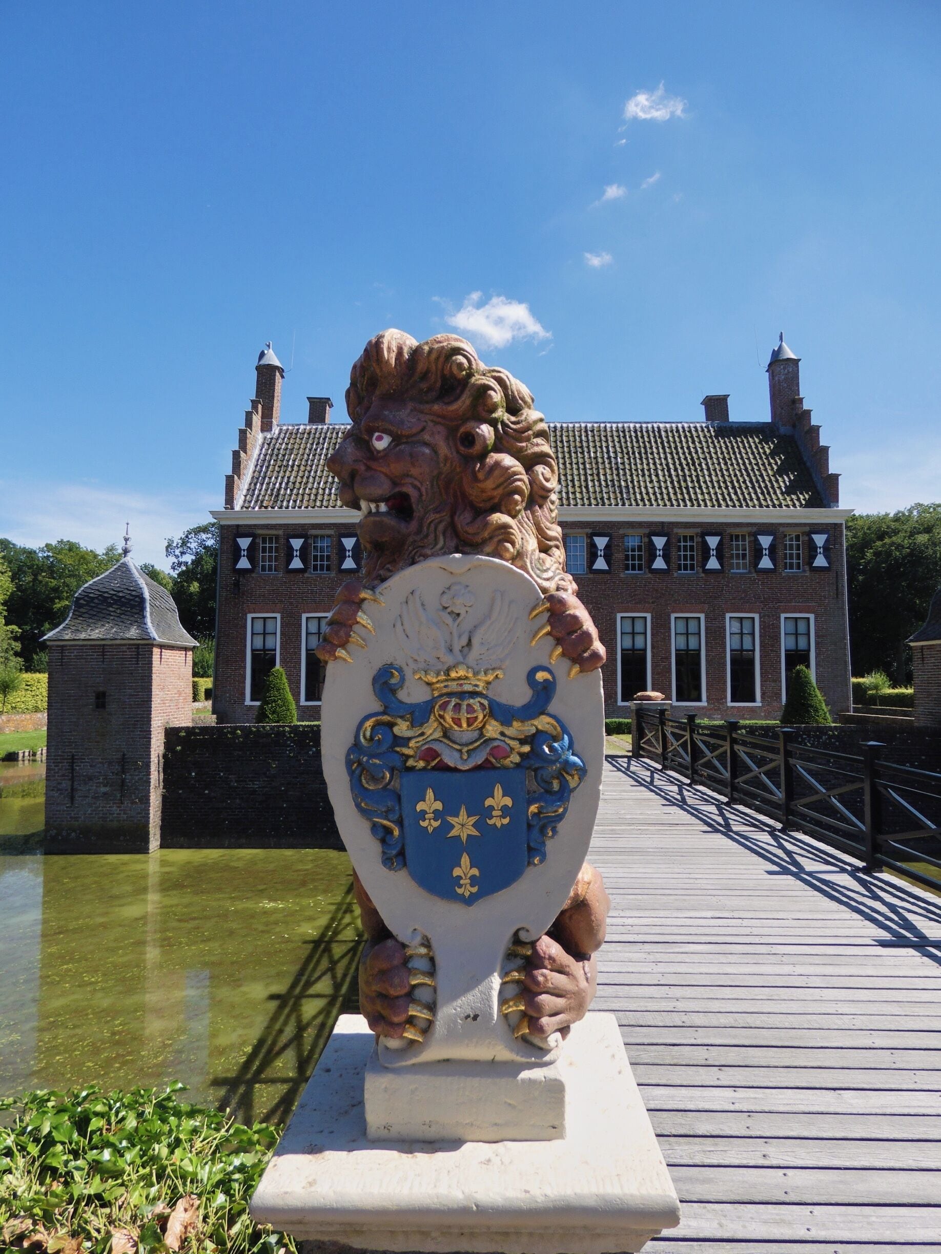 Leeuw met het wapen van Alberda voor de Menkemaborg in Uithuizen

#architecture