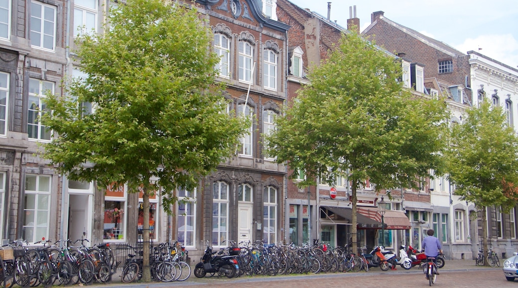 마켓 을 특징 자전거 타기 과 광장