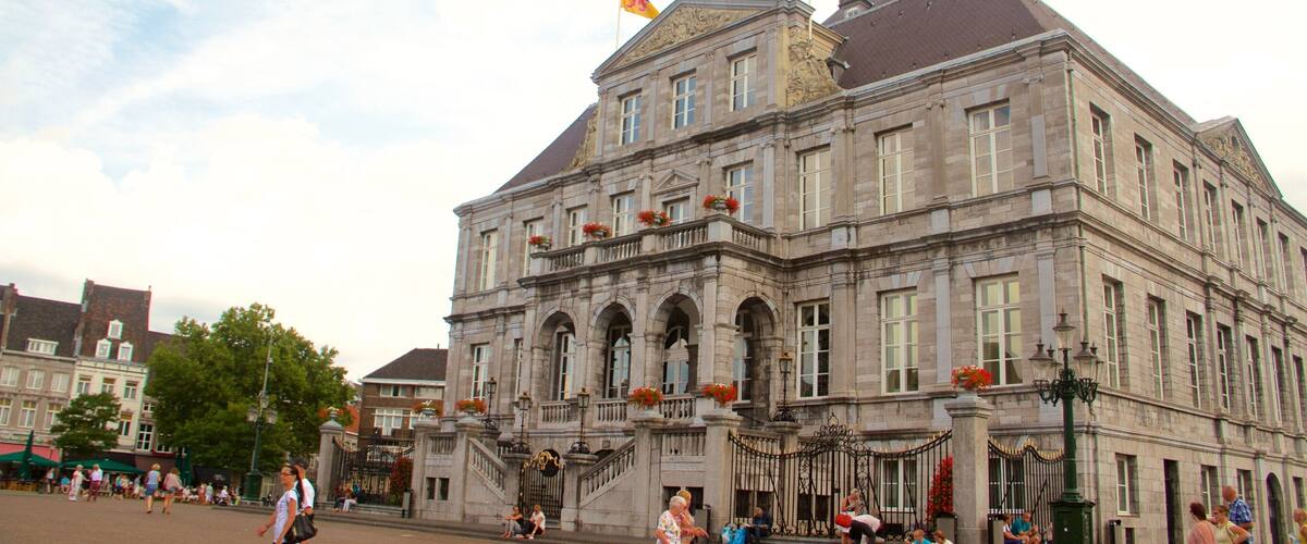 Mercado mostrando un parque o plaza, patrimonio de arquitectura y elementos del patrimonio