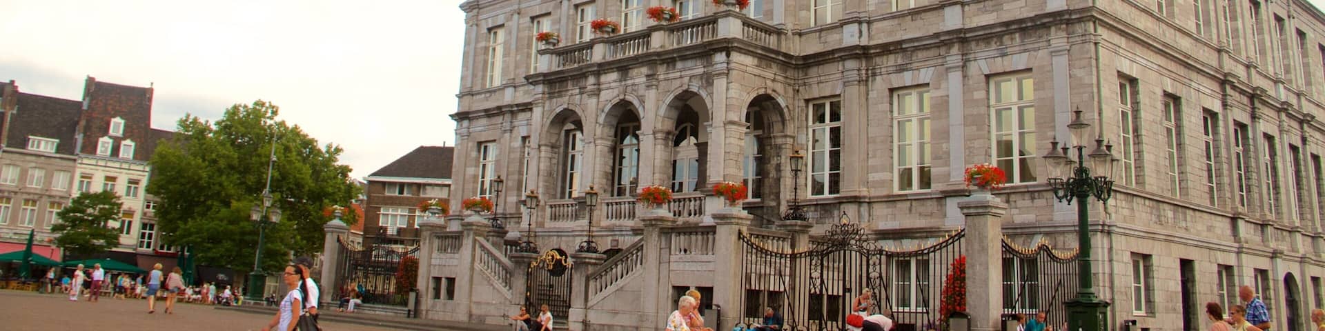 Market which includes heritage elements, a square or plaza and heritage architecture