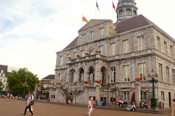 Market showing heritage elements, heritage architecture and a square or plaza