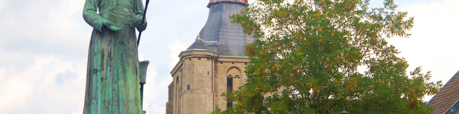 Mercado que incluye una estatua o escultura