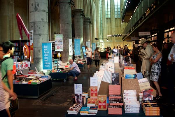 Dominicanenkerk showing shopping and interior views as well as a large group of people