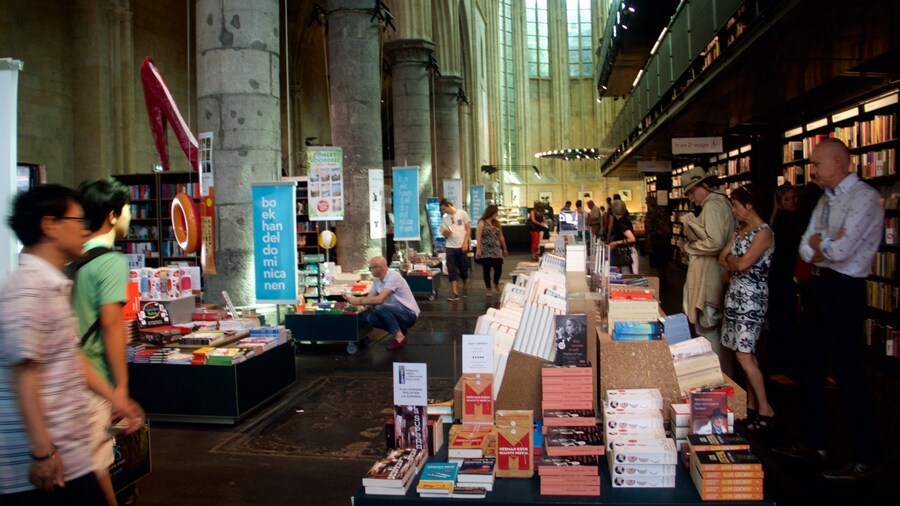 Parroquia de los dominicos, librería que incluye shopping y vista interna y también un gran grupo de personas