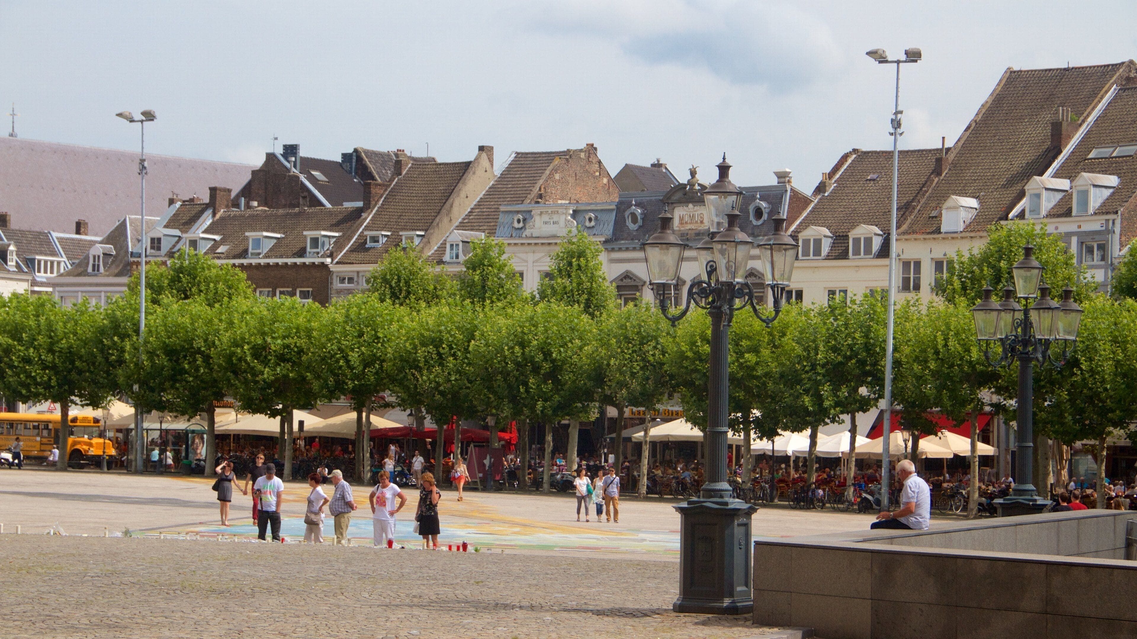 Basílica de São Servácio caracterizando uma praça ou plaza