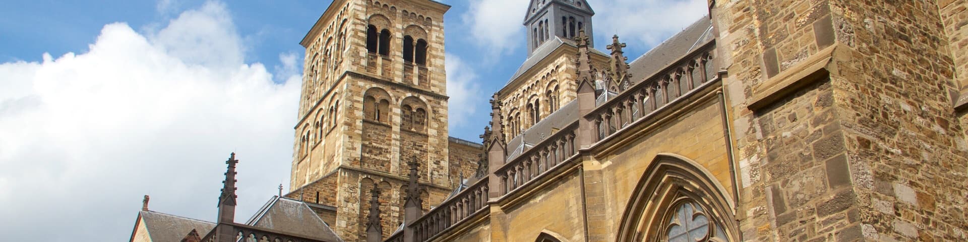 St. Servaas Church featuring a church or cathedral, heritage architecture and religious elements