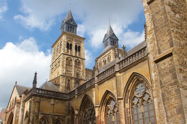 Ăglise St. Servaas montrant Ă©lĂ©ments religieux, patrimoine architectural et patrimoine historique