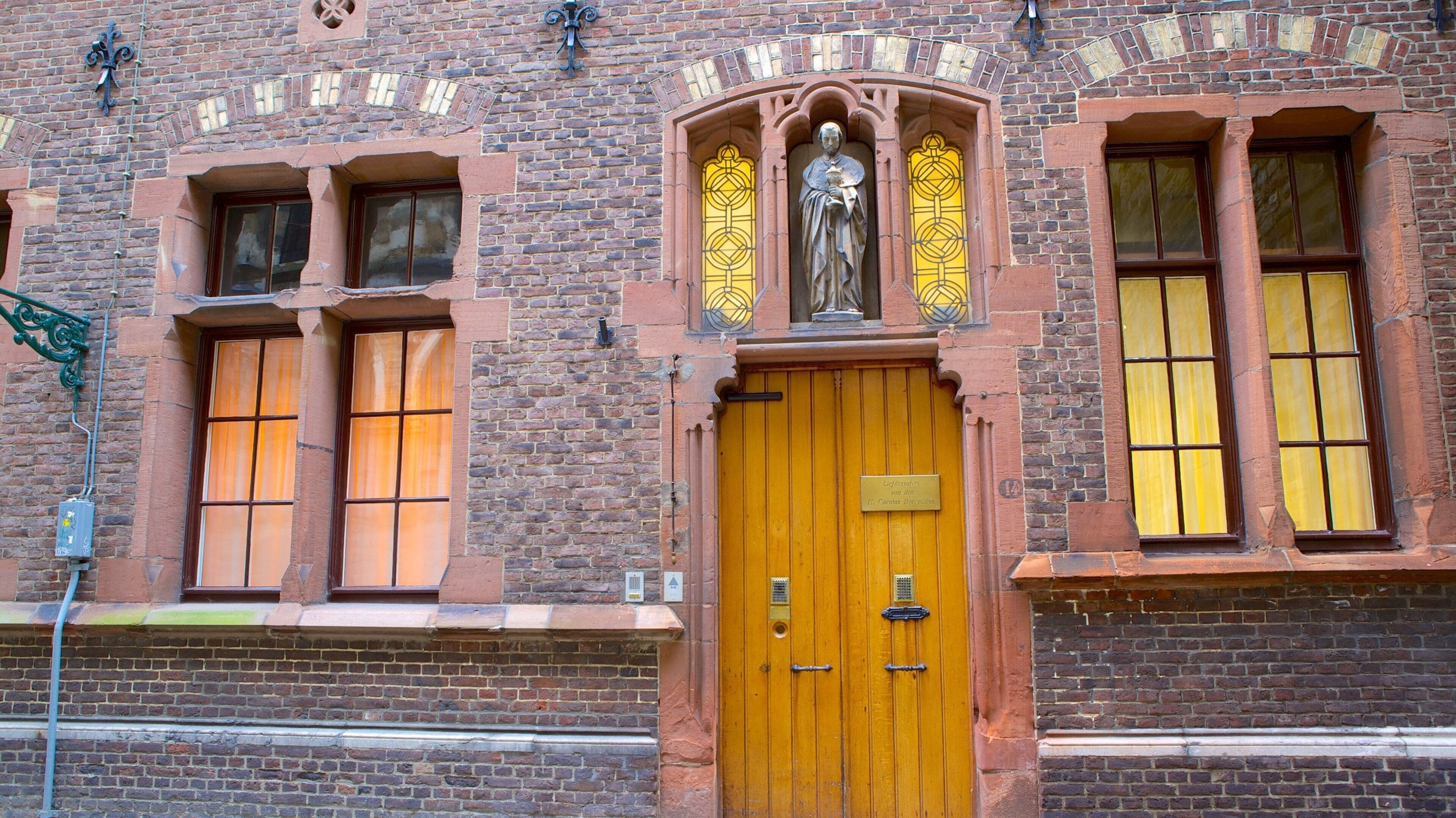 St. Servaas Church showing street scenes and a church or cathedral