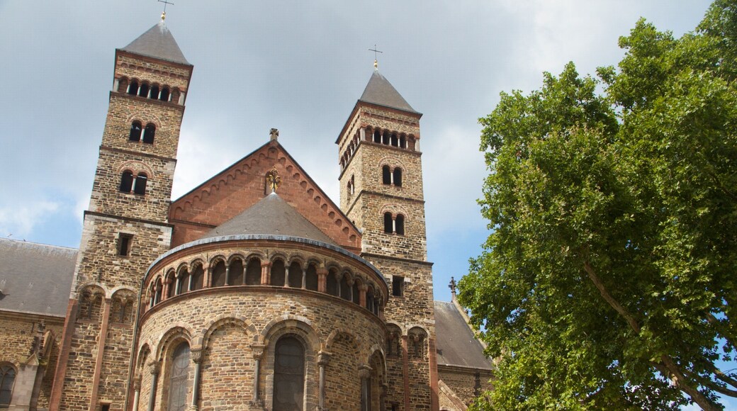 Sint-Servaaskerk toont religieuze elementen, historische architectuur en een kerk of kathedraal