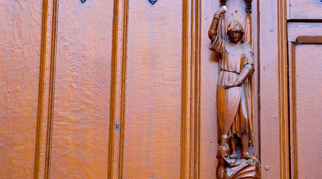 St. Servaasin kirkko joka esittÀÀ kirkko tai katedraali, uskonnolliset aiheet ja patsas tai veistos