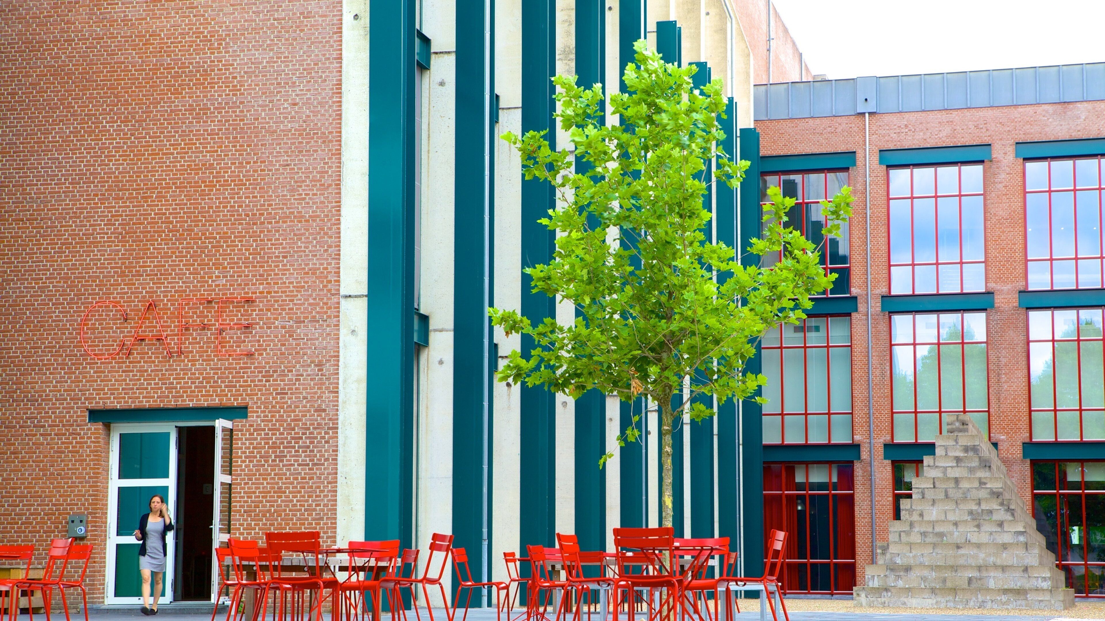 Bonnefanten Museum featuring cafe lifestyle and street scenes