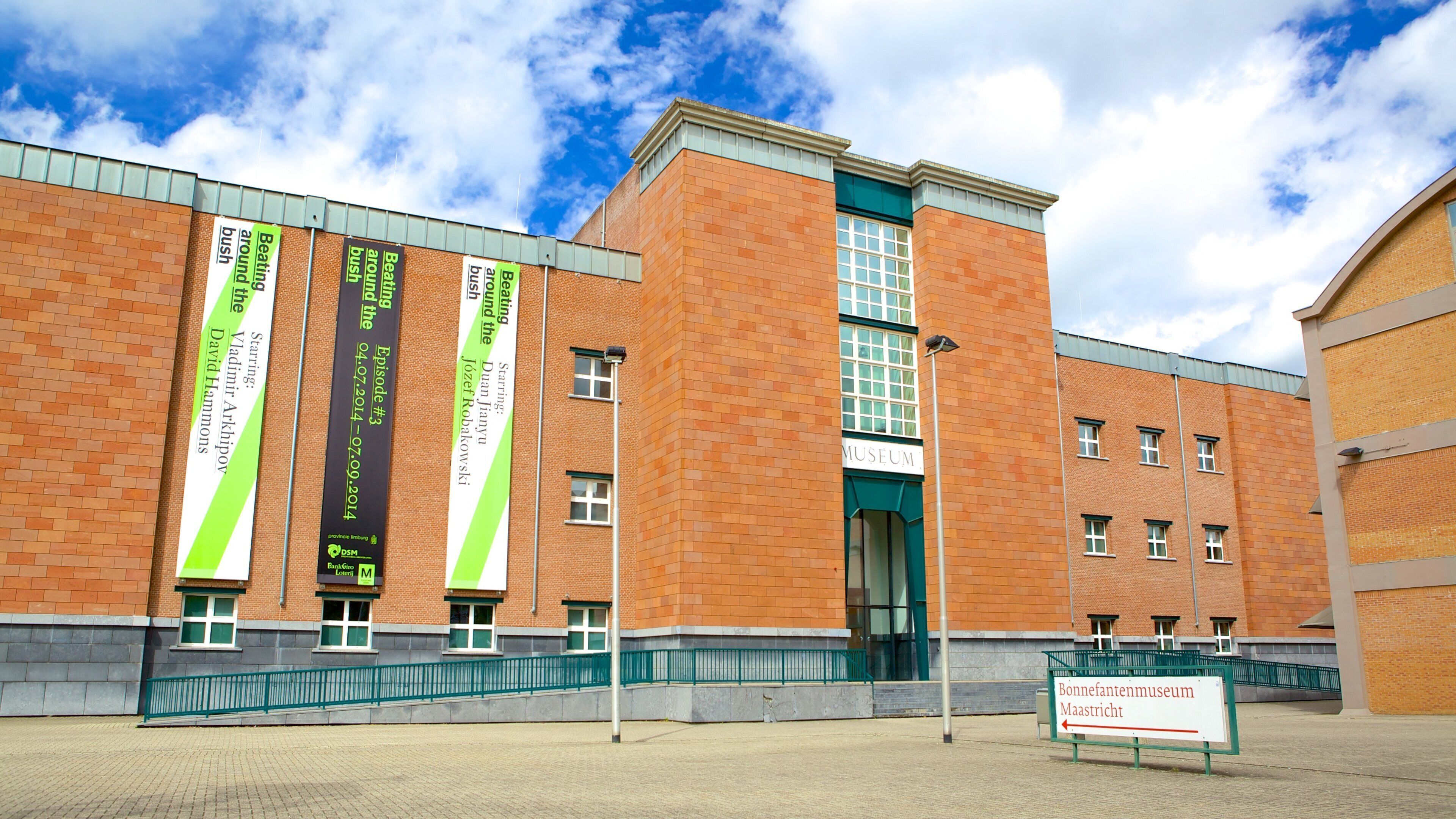 Bonnefanten Museum which includes street scenes