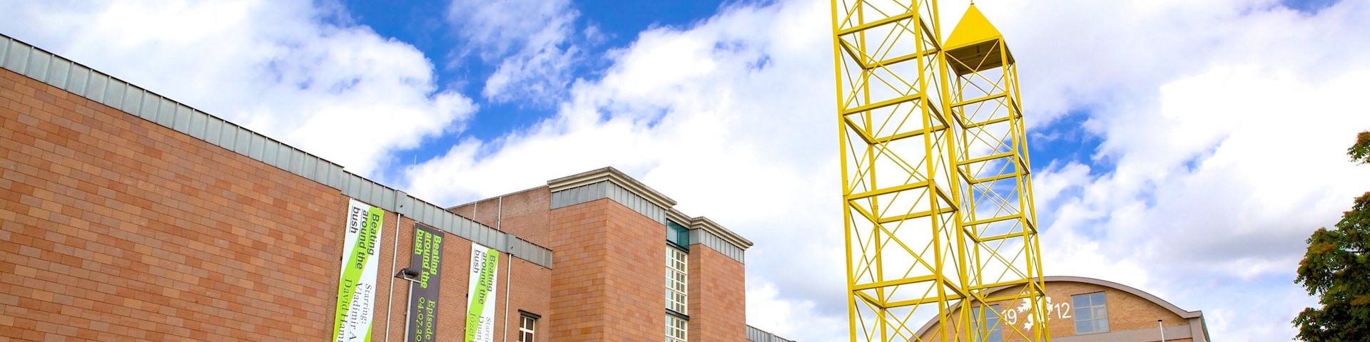 Bonnefanten Museum showing street scenes