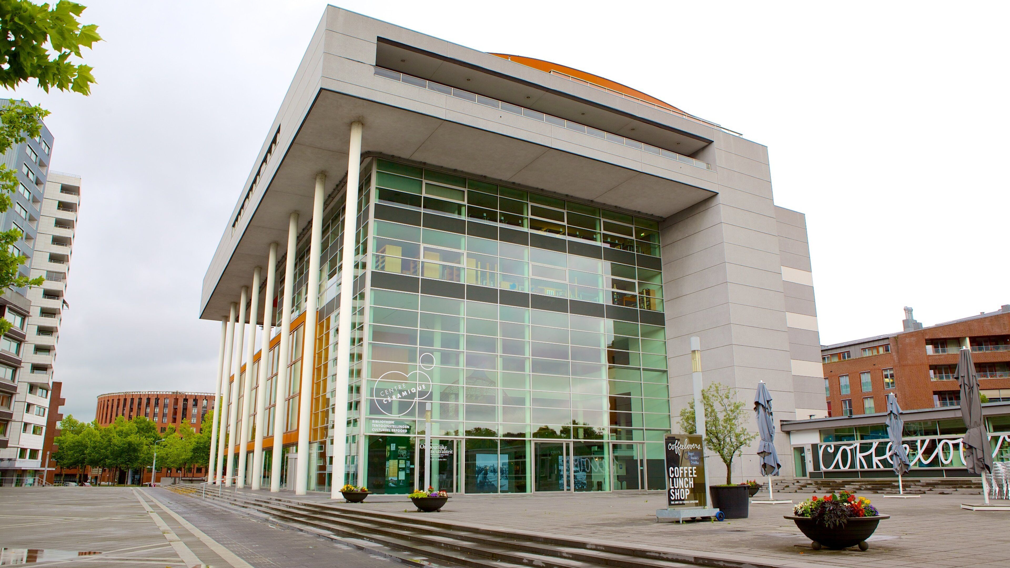 セラミック センター どの含み ストリート シーン, 現代建築 と 広場