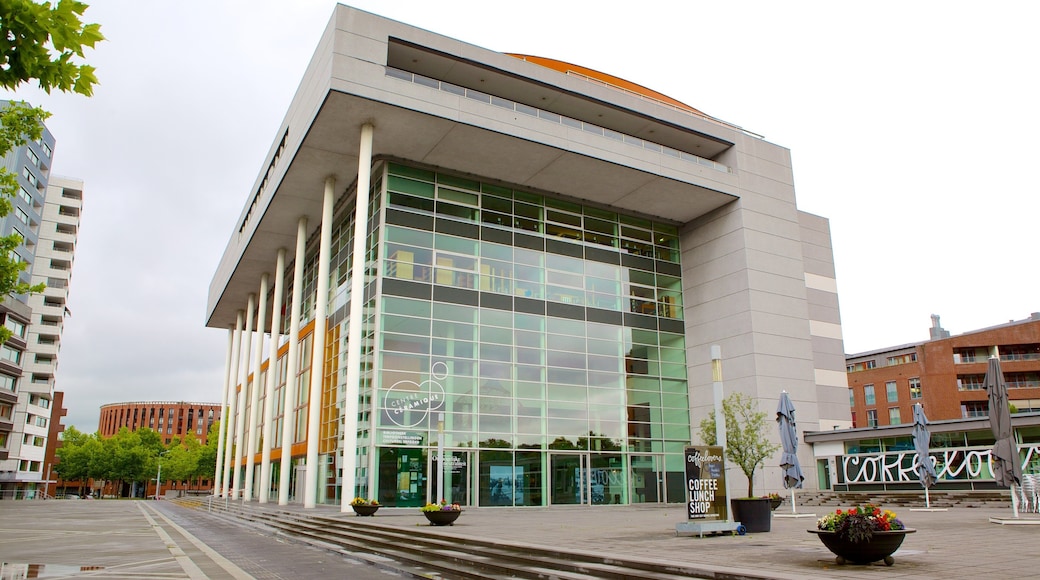 Centre Céramique bevat moderne architectuur, straten en een plein