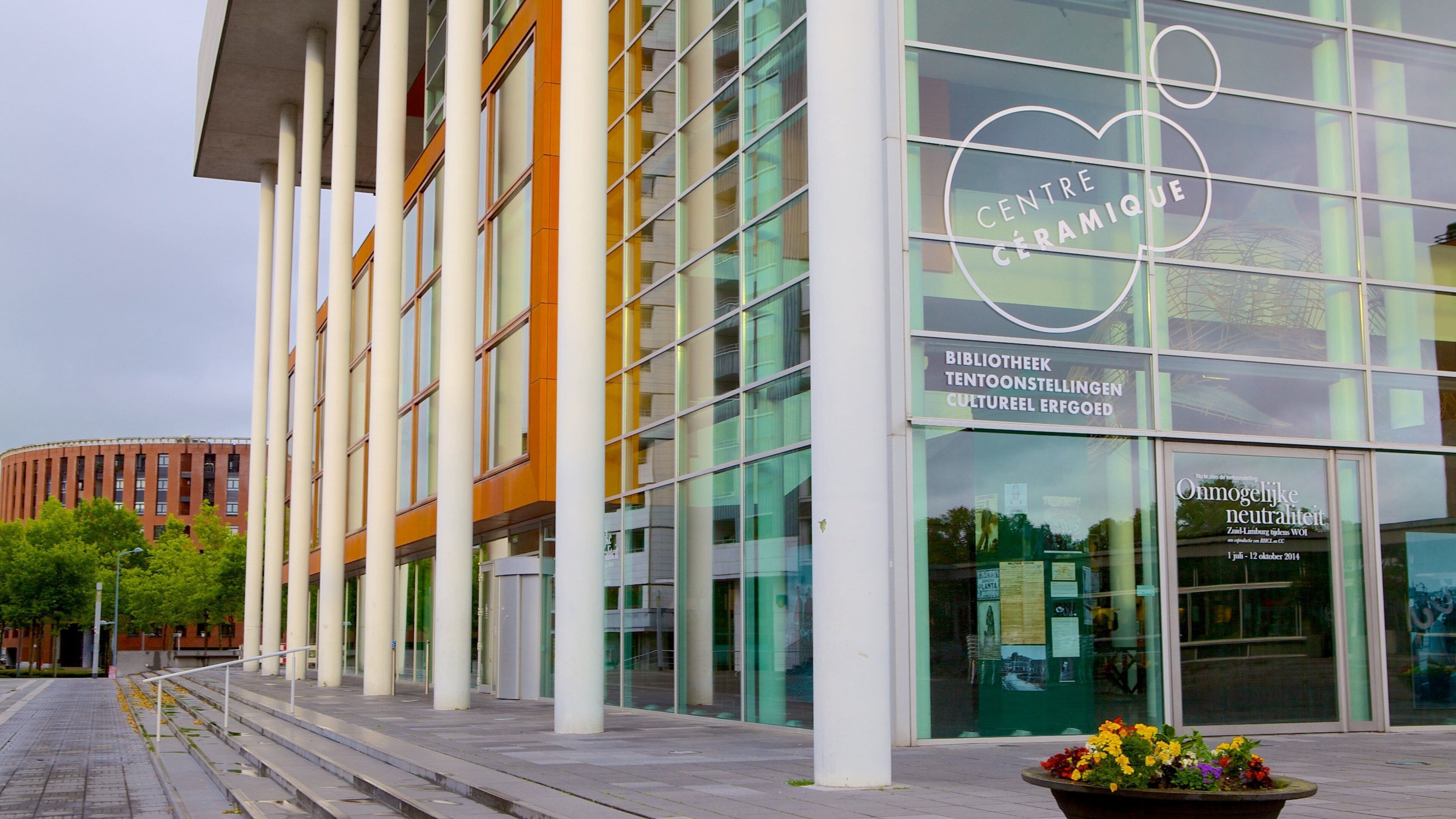 Centre Ceramique que incluye escenas urbanas y arquitectura moderna